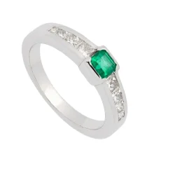 Anillo con esmeralda central y diamantes