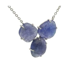 Colgante con cadena y tres tanzanitas