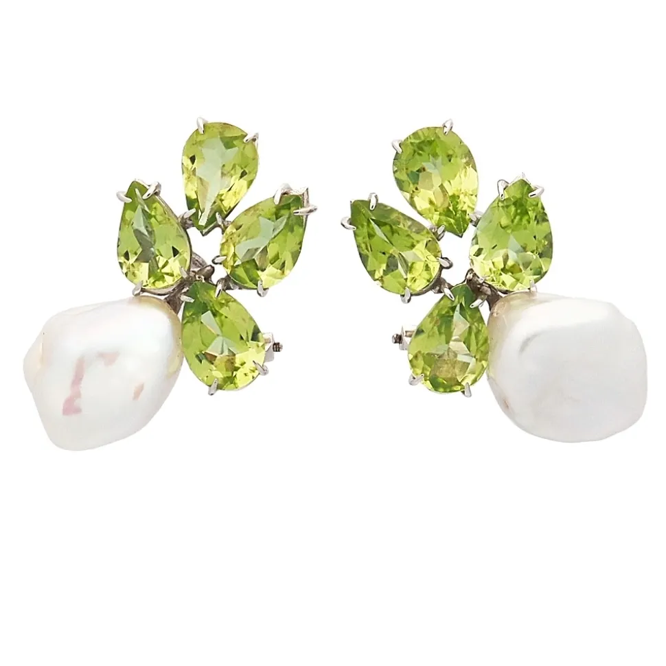 Pendientes de perlas y peridotos