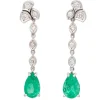 Pendientes largos de oro blanco con esmeraldas y diamantes