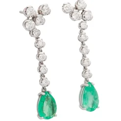 Pendientes largos de oro blanco con esmeraldas y diamantes