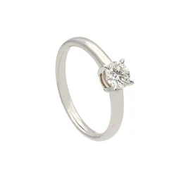 Solitario con diamante en garras