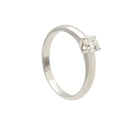 Solitario con diamante en garras