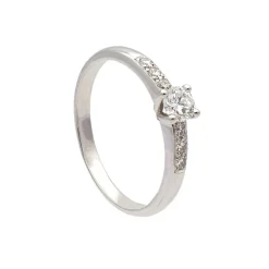 Solitario con diamantes en brazos