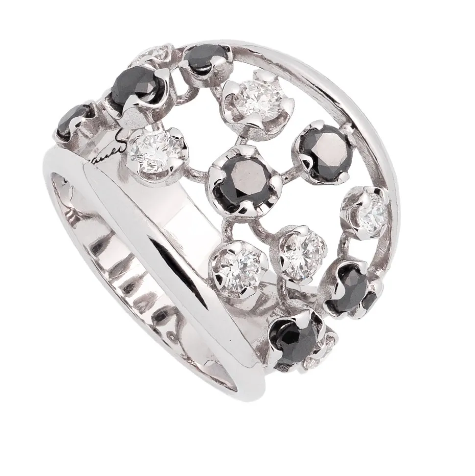 Sortija calada con diamantes blancos y negros