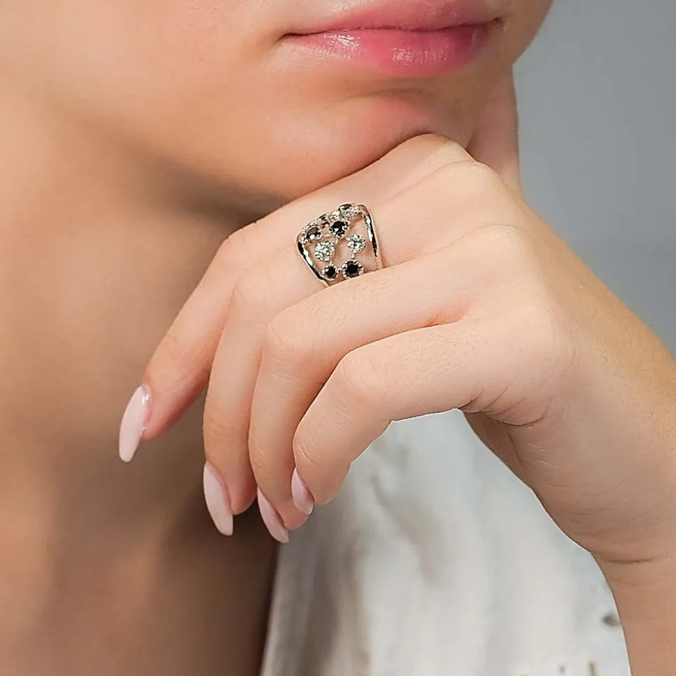 Sortija calada con diamantes blancos y negros