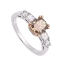 Sortija con diamante central brown.