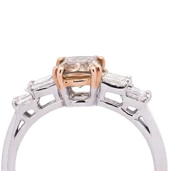 Sortija con diamante central brown.