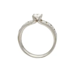 Sortija con diamante central y en laterales