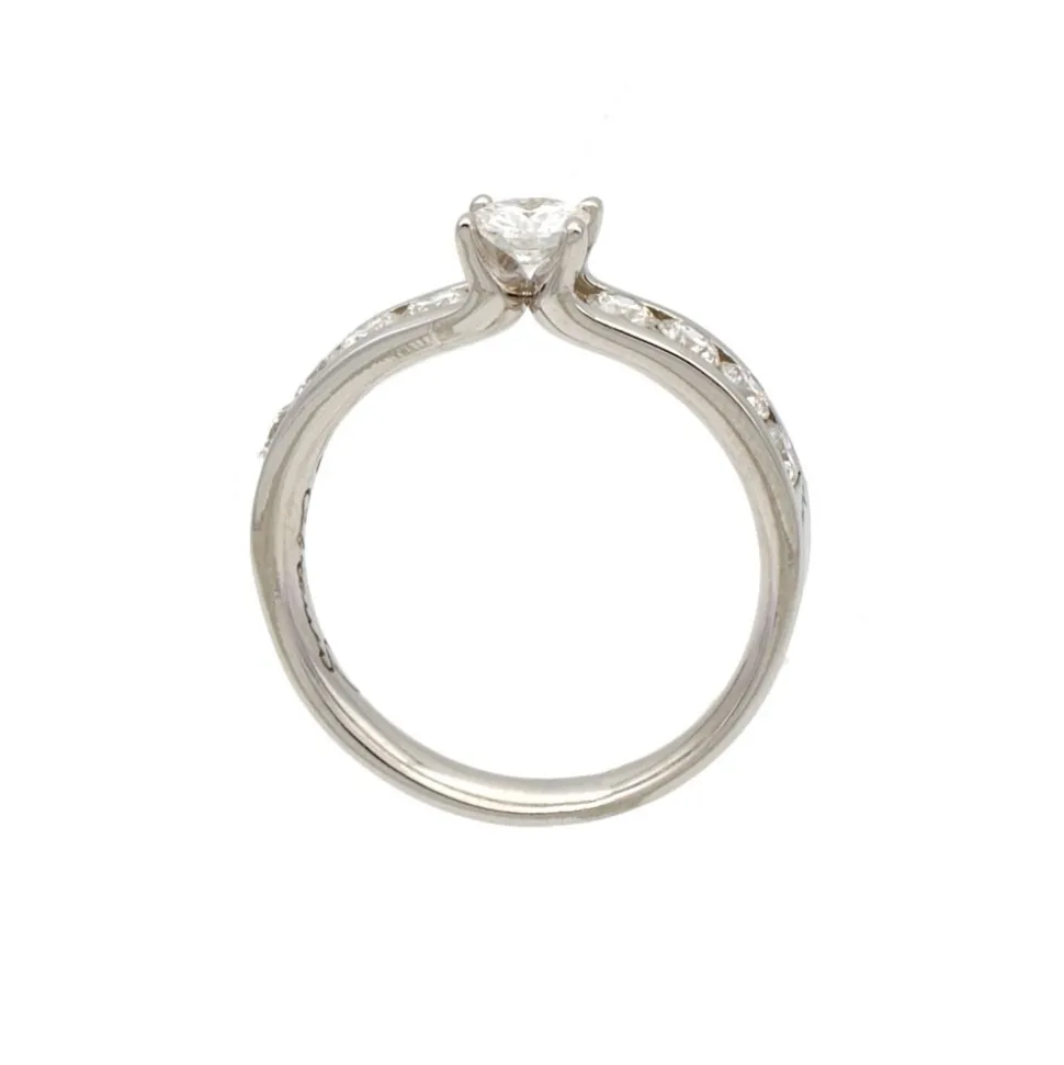 Sortija con diamante central y en laterales