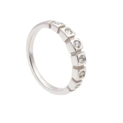 Sortija con diamantes en cuadros