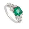 Sortija con esmeralda carré y diamantes