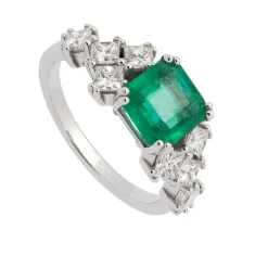 Sortija con esmeralda carré y diamantes