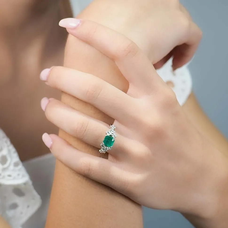 Sortija con esmeralda carré y diamantes