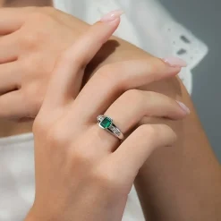 Sortija con esmeralda central y diamantes