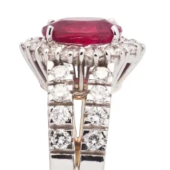 Sortija con rubí central y diamantes en brazos