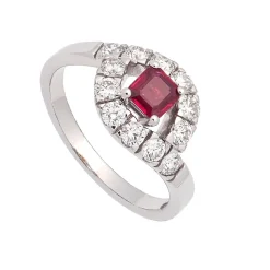 Sortija con rubí cuadrado y diamantes