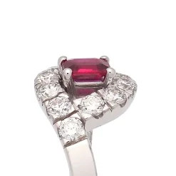 Sortija con rubí cuadrado y diamantes