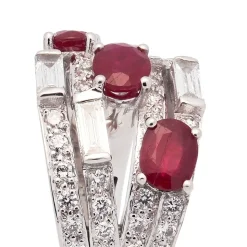 Sortija con rubíes y diamantes