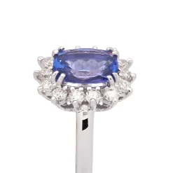Sortija con tanzanita y orla de diamantes