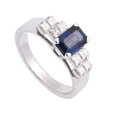 Sortija con zafiro central y diamantes