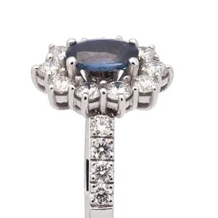 Sortija con zafiro central y diamantes