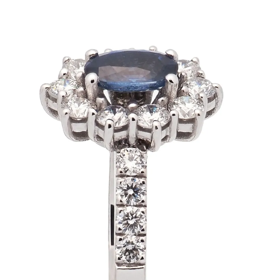 Sortija con zafiro central y diamantes