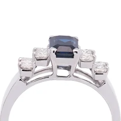 Sortija con zafiro central y diamantes
