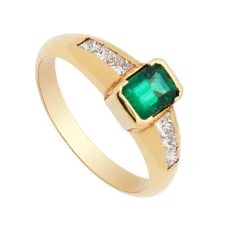 Sortija de oro amarillo con esmeralda y diamantes