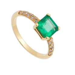 Sortija de oro amarillo con esmeralda central talla carré