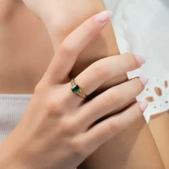 Sortija de oro amarillo con esmeralda y diamantes
