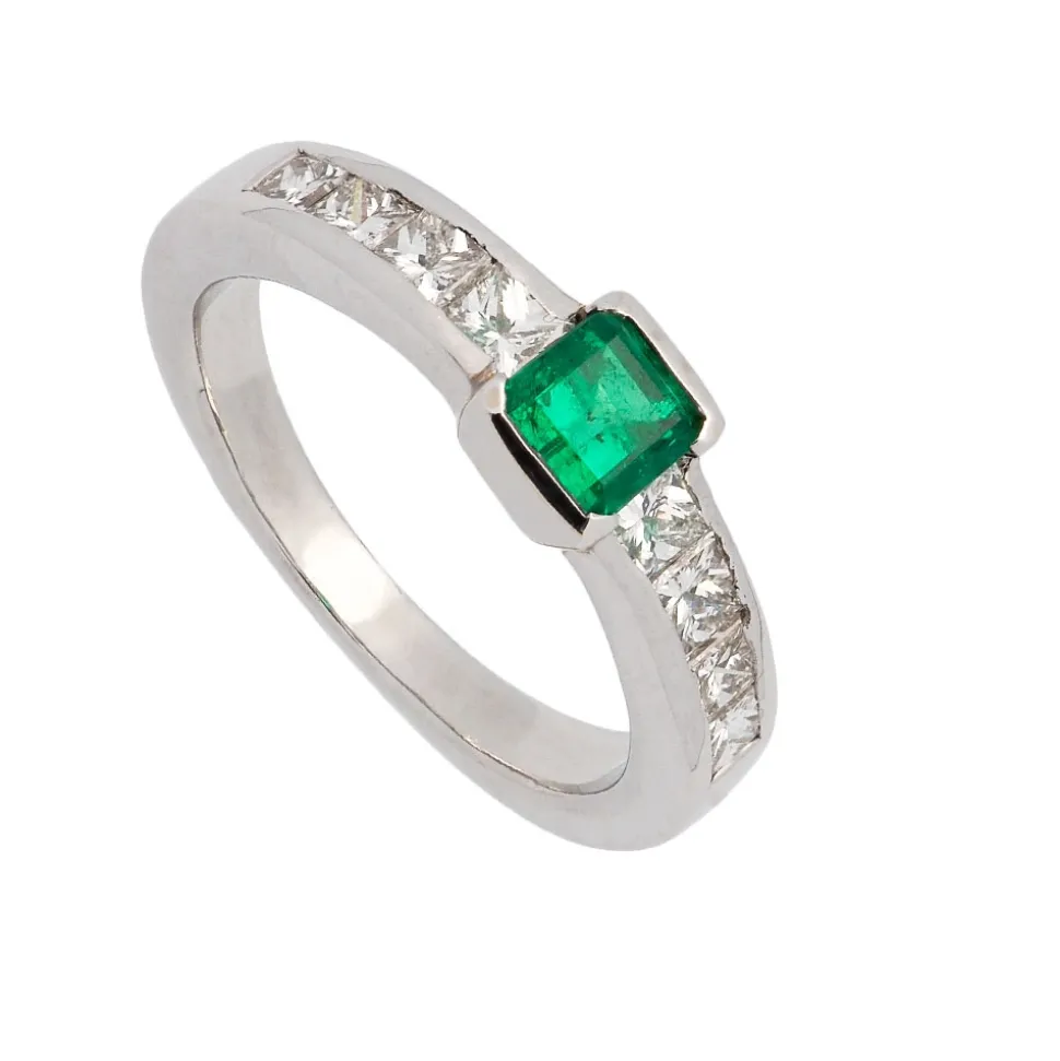 Sortija de oro blanco con esmeralda y diamantes