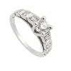 Sortija de oro blanco con diamante central