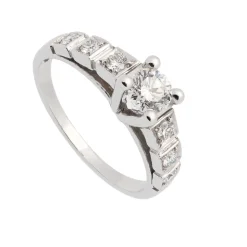 Sortija de oro blanco con diamante central