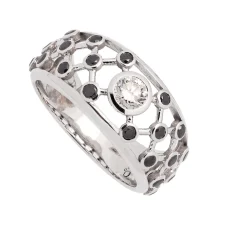 Sortija de oro blanco con brillante central y diamantes negros