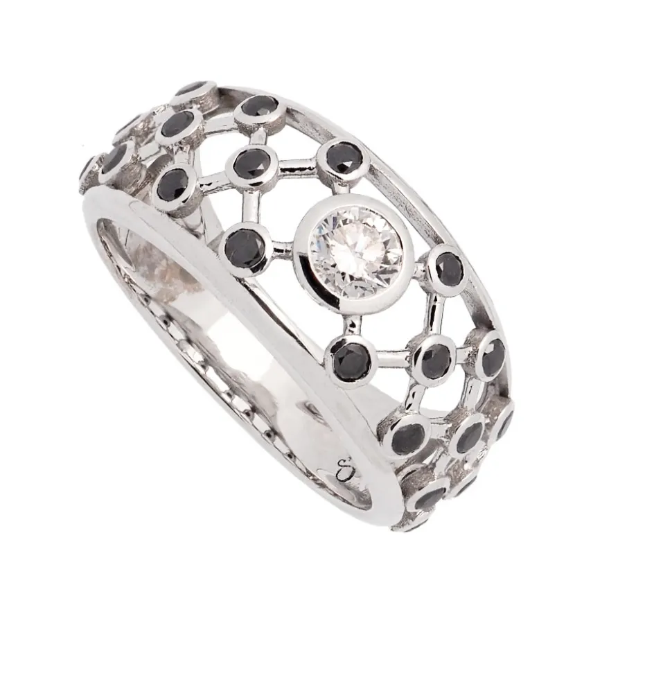Sortija de oro blanco con brillante central y diamantes negros