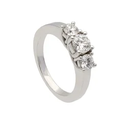 Sortija de oro blanco con tres diamantes