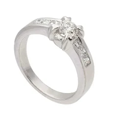 Sortija de oro blanco con diamante central y seis laterales