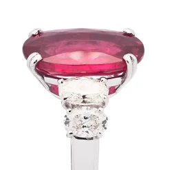 Sortija de oro blanco con rubí central y diamantes