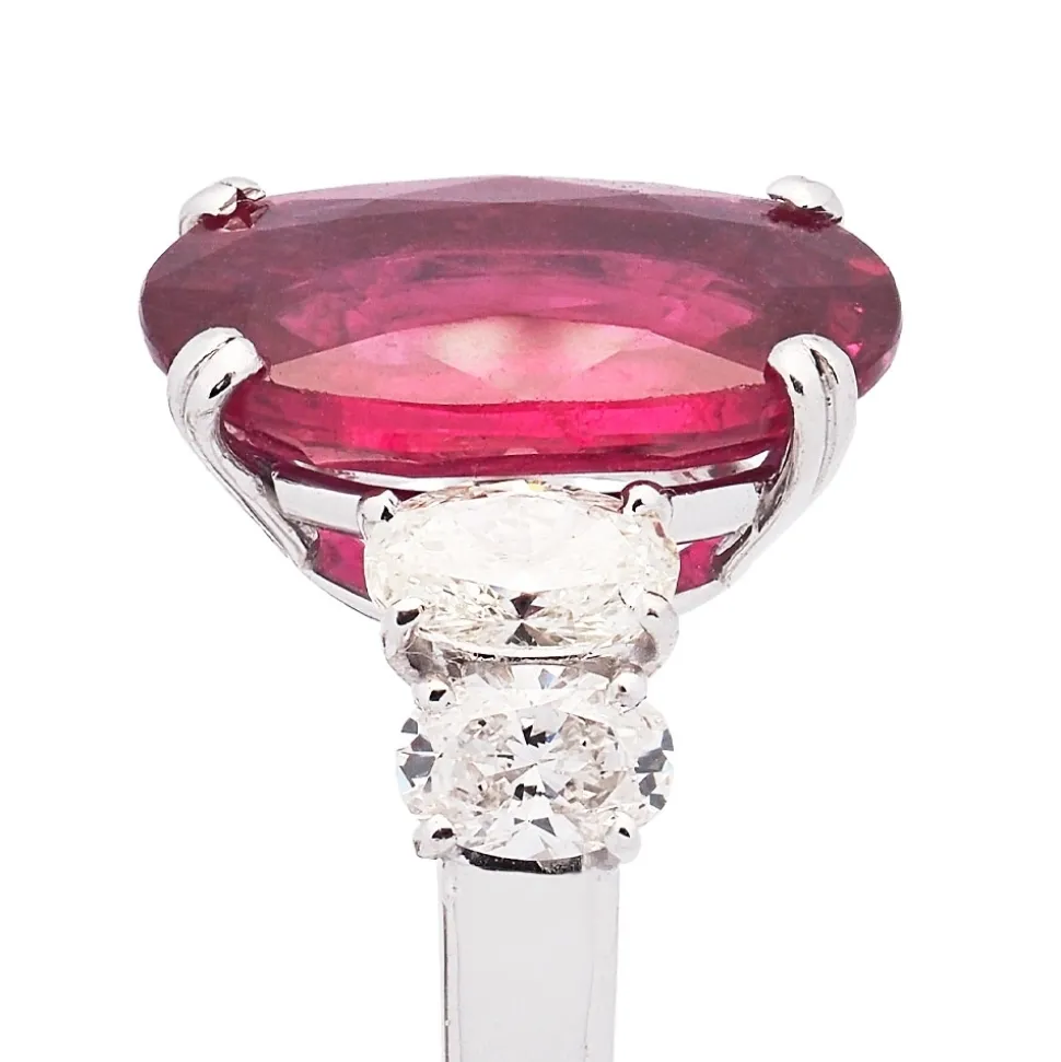 Sortija de oro blanco con rubí central y diamantes