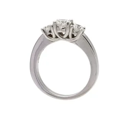 Sortija de oro blanco con tres diamantes