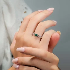 Sortija de oro blanco con esmeralda y diamantes