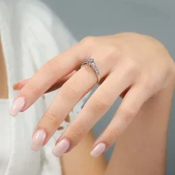 Sortija de oro blanco con diamante central