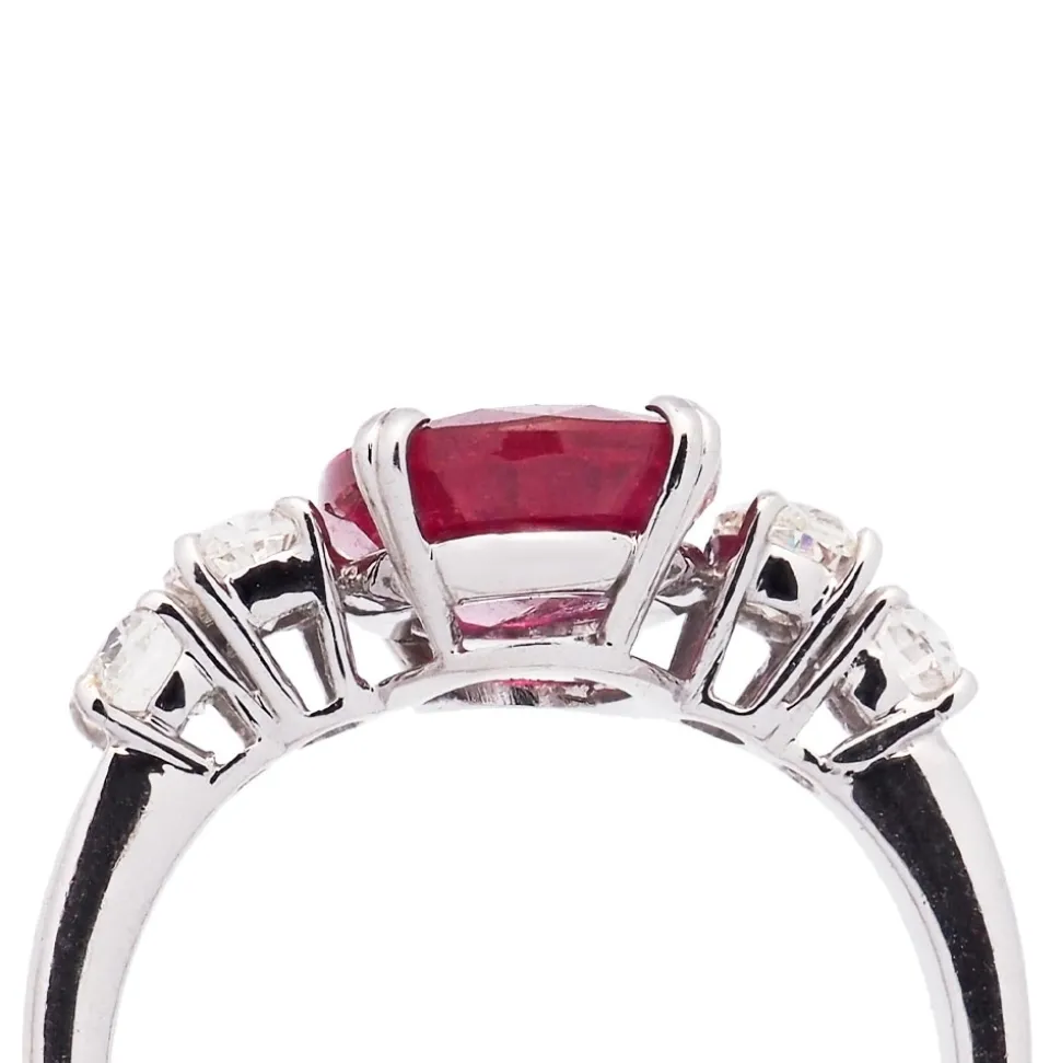 Sortija de oro blanco con rubí central y diamantes