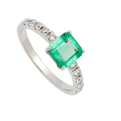 Sortija de oro blanco, diamantes y esmeralda