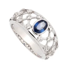 Sortija de oro blanco, diamantes y zafiro oval