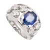 Sortija de oro blanco, diamantes y zafiro oval