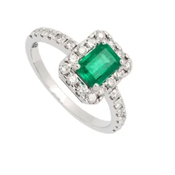 Sortija de oro blanco, esmeralda y diamantes en orla