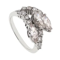 Sortija de oro blanco y diamantes en talla navette