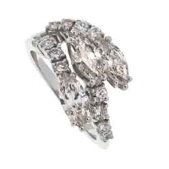 Sortija de oro blanco y diamantes en talla navette